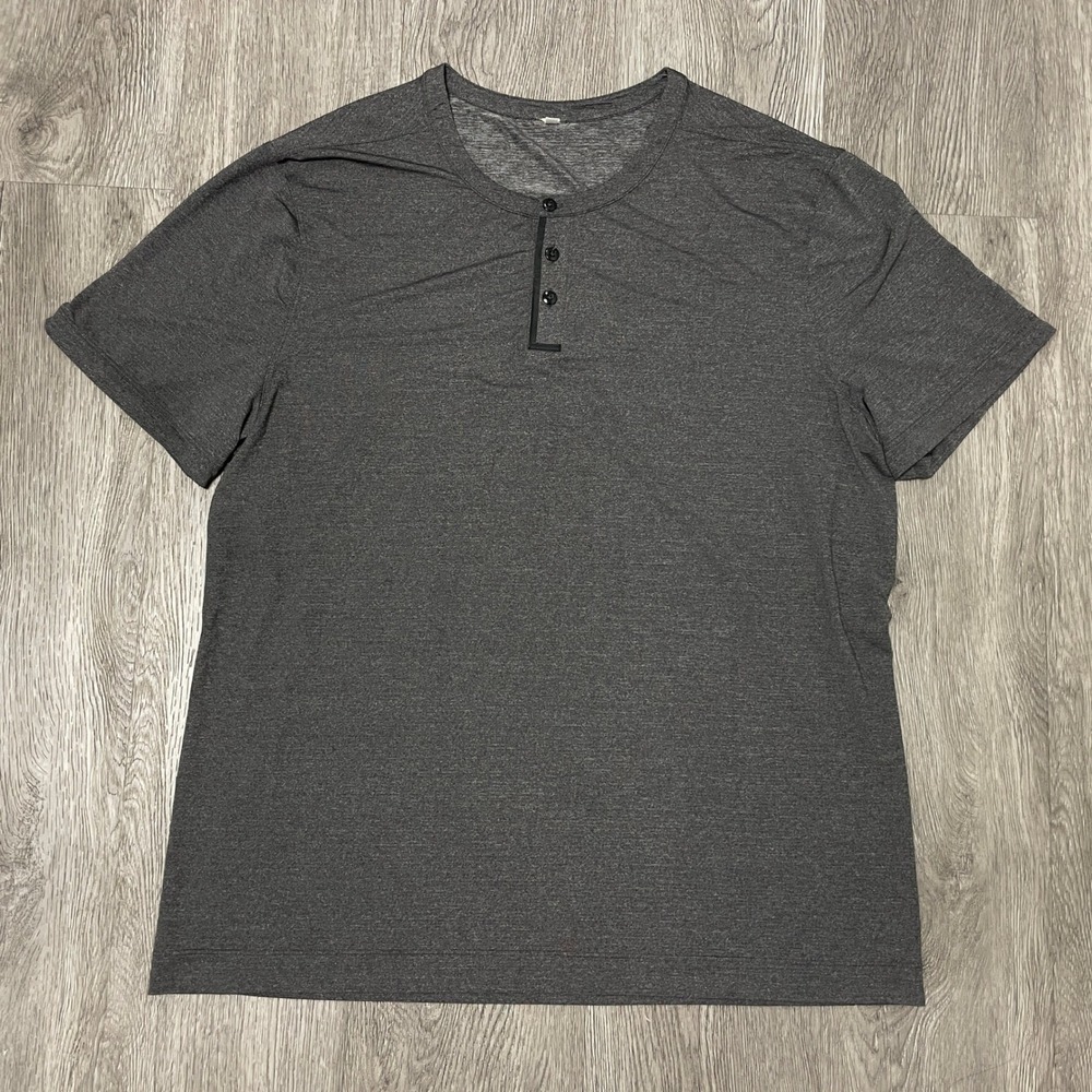 Lululemon Henley Shirt Mens XXL Gray Short Sleeve Activewear Sport Top Golf